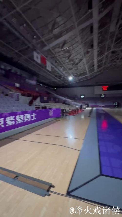 辽篮训练师社媒分享球队踩场图集并配文：GAME 1