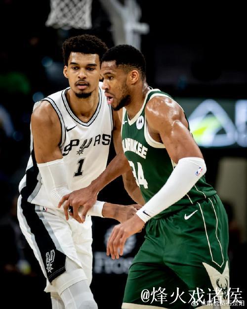 福克斯：当文班亚马回归球队后，会提升我们攻防两端的实力